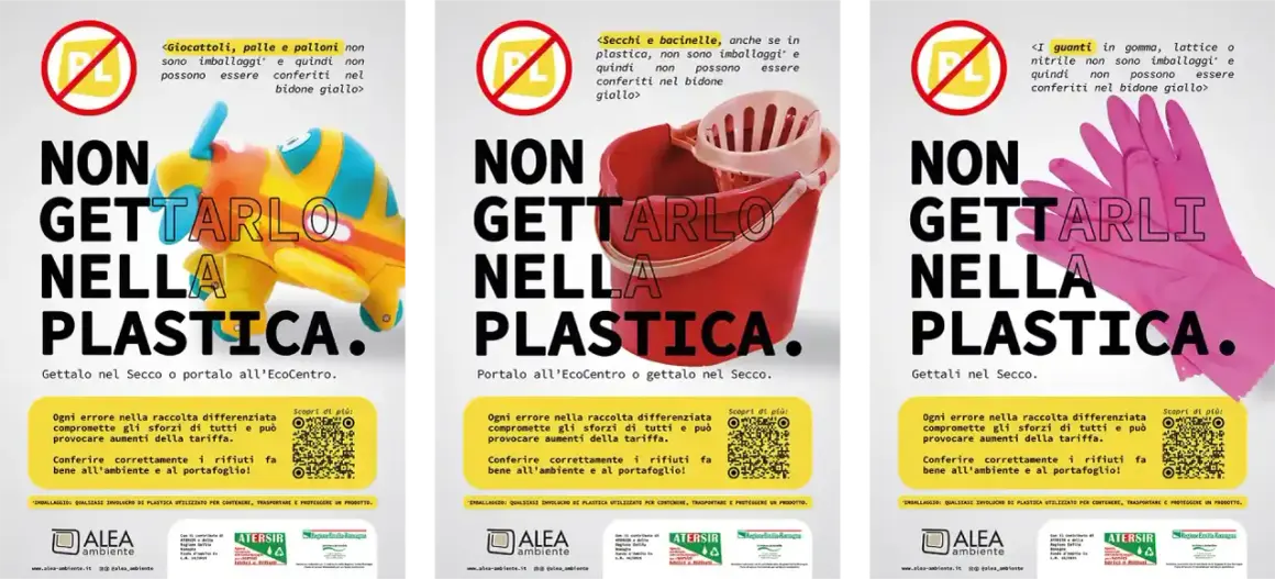 Tre poster informativi sulle corrette divisioni raccolta differenziata: giocattoli, secchi e guanti non vanno nella plastica.