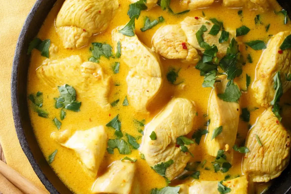 Ein klassisches Curry-Hähnchen-Rezept in cremiger Sauce, garniert mit frischer Petersilie.