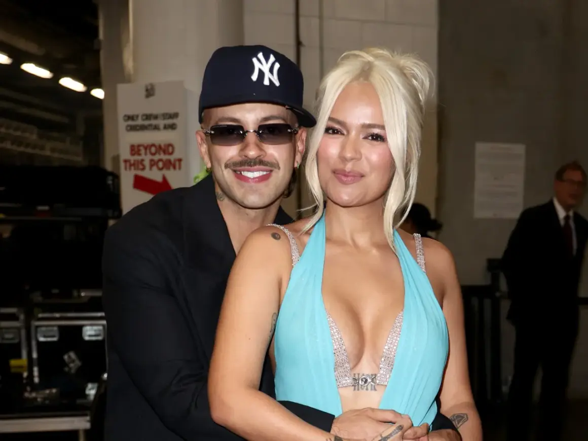 El novio de Karol G, Feid, abraza a la cantante mientras posan juntos.