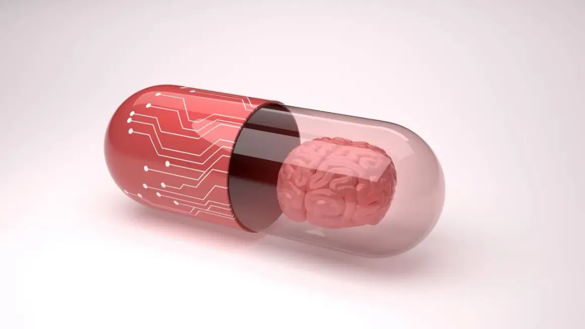 Czerwona kapsułka z obwodami drukowanymi zawiera mózg, symbolizując potencjalne leki, np. inhibitory MAO, wpływające na funkcje poznawcze.