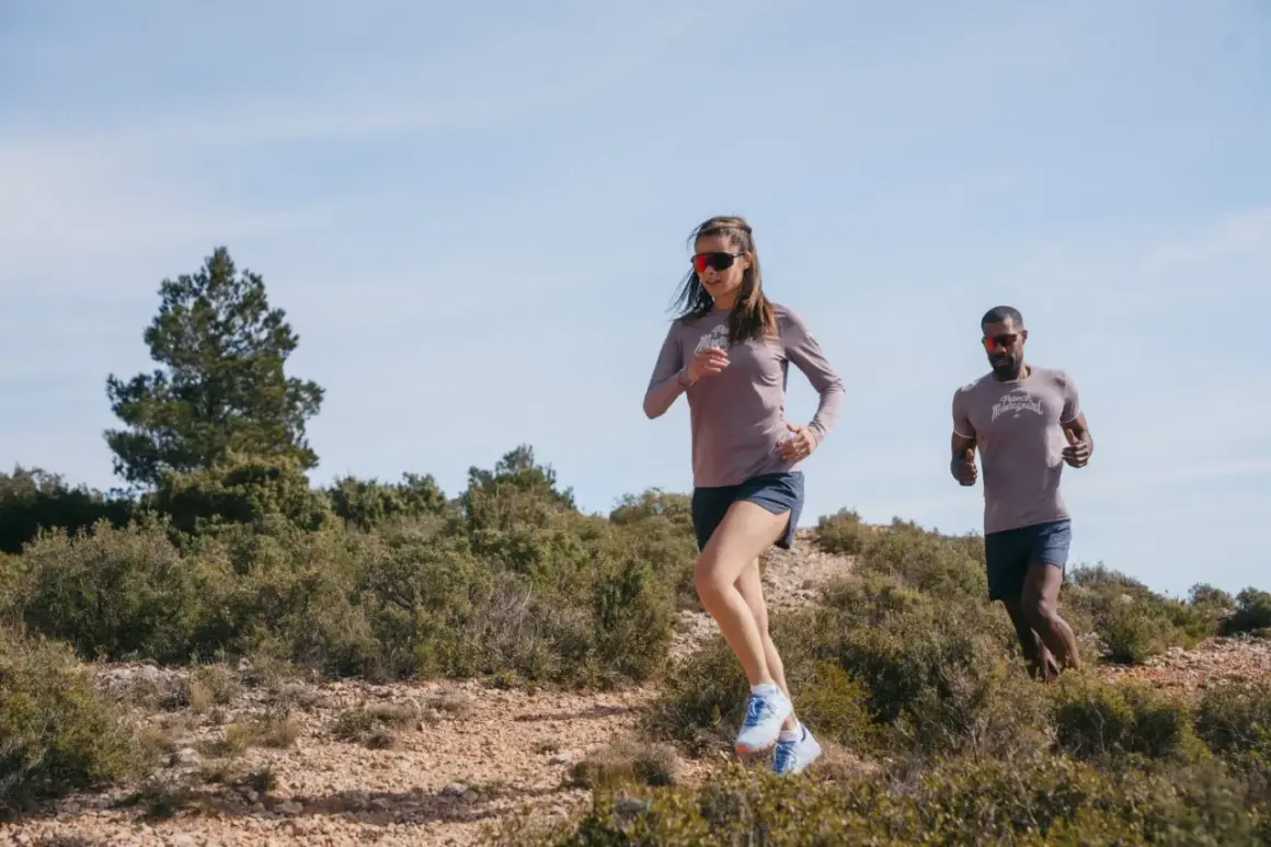 Deux coureurs s'entraînent en pleine nature. Le temps de guérison d'une fracture de fatigue est long, mais ils reprennent leur passion.