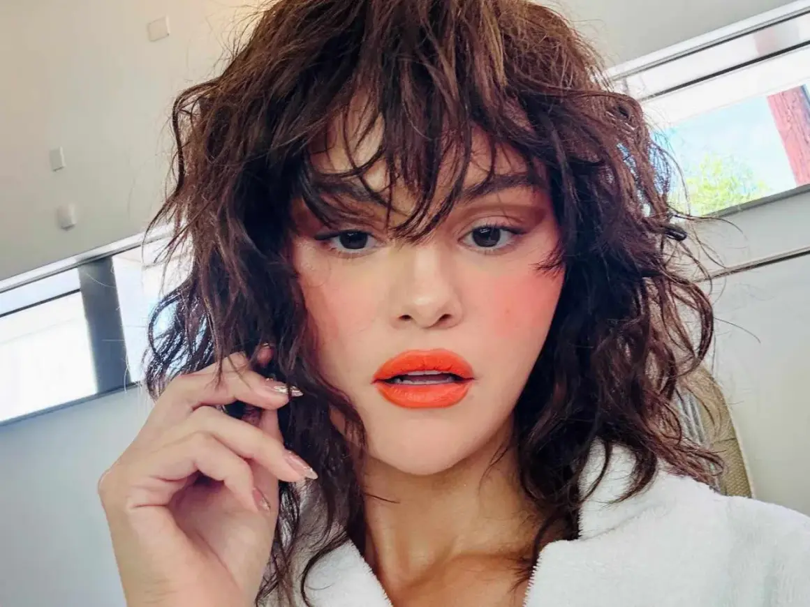 Selena Gomez med sin nya butterfly cut, orange läppar och rosiga kinder.