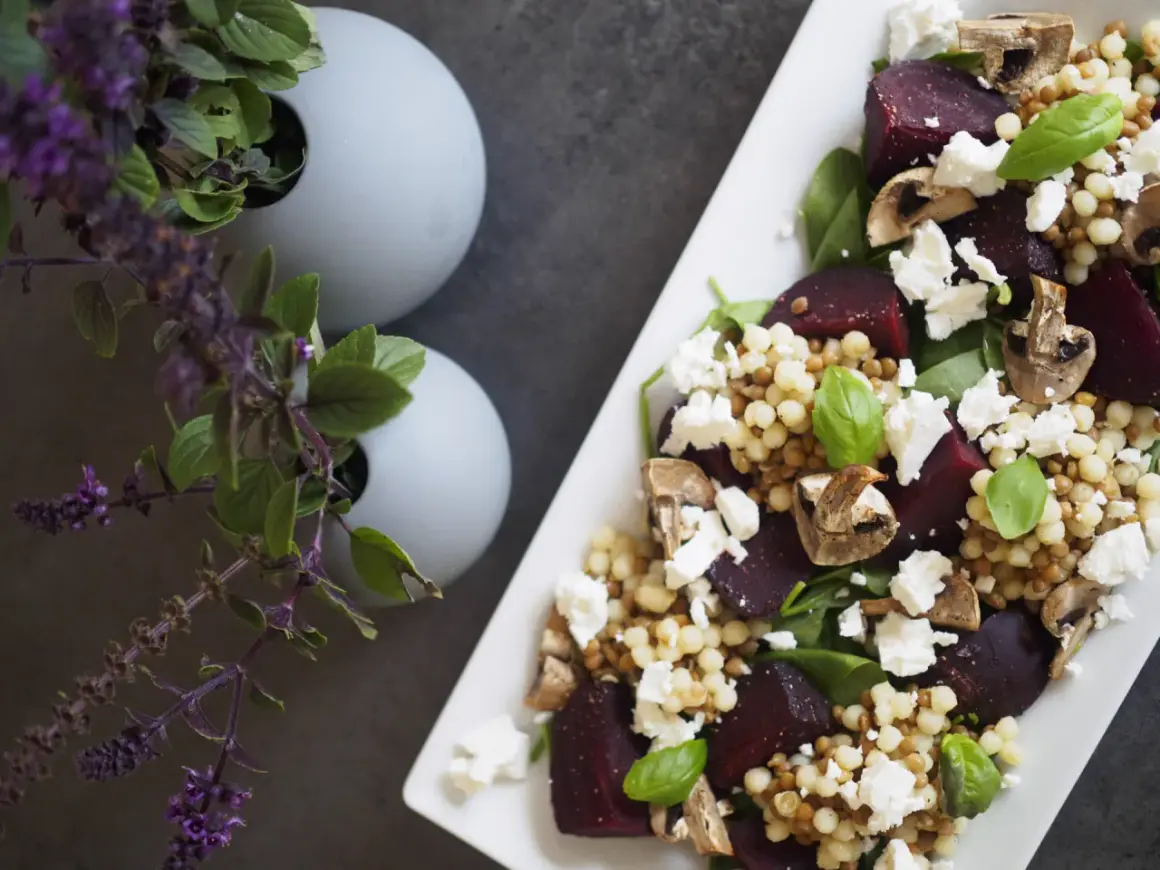 En läcker sallad med rödbetor, couscous, fetaost och champinjoner. Ett perfekt lunch recept för en snabb och näringsrik måltid.