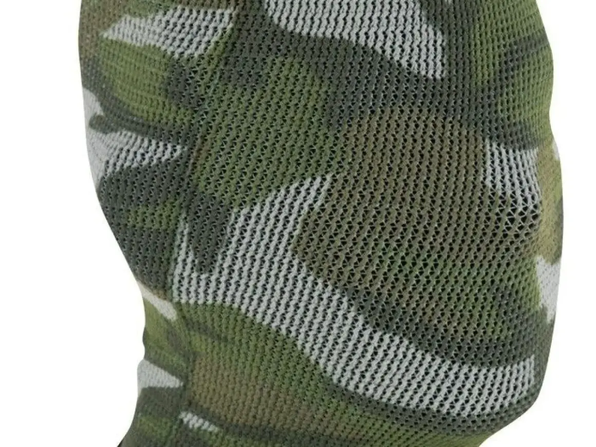 Máscara de camuflaje con rayas militares en la cara, ideal para mimetizarse en entornos boscosos.