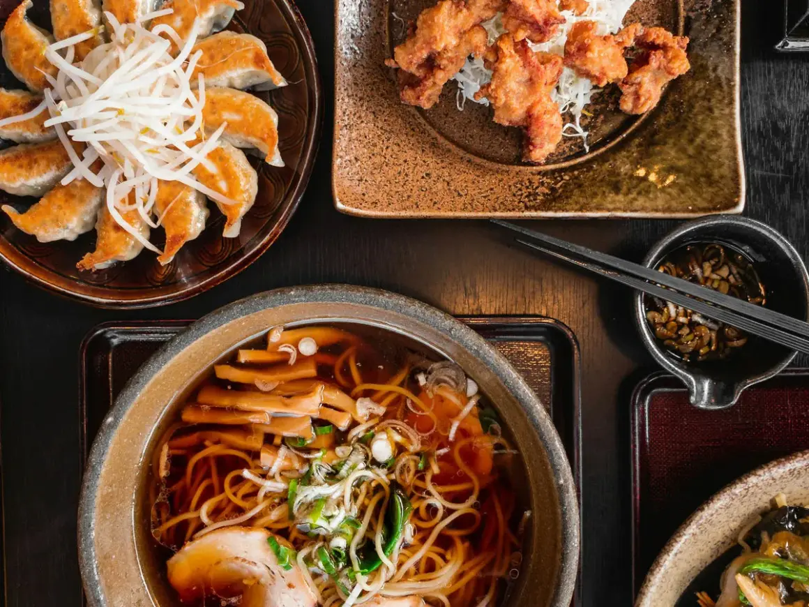 Leckeres japanisch kochen: Gyoza, Karaage und Ramen-Suppe mit Schweinefleisch und Bambussprossen.