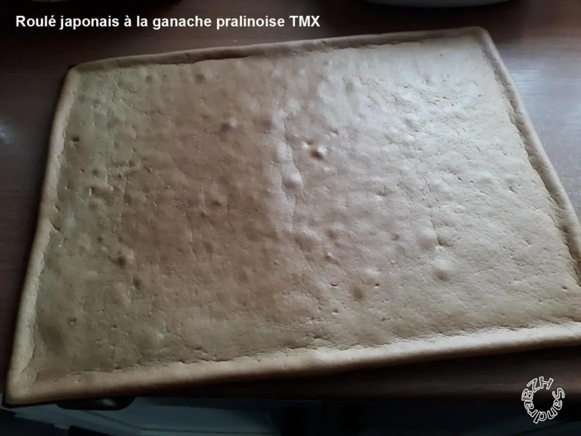 Gâteau roulé japonais à la ganache pralinée, prêt à être garni.