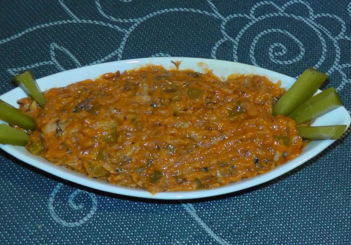 Pyszna pasta z makreli w pomidorach, podana z ogórkami konserwowymi. Idealna na kanapki.