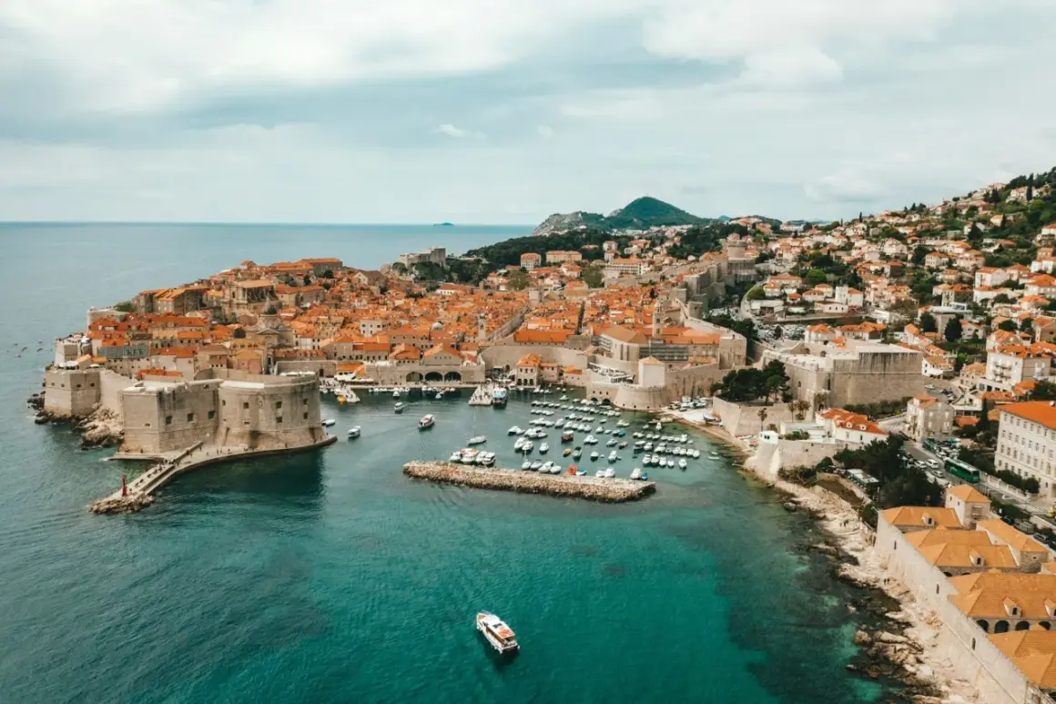 En drömresa med tåg till Kroatien börjar här, vid Dubrovniks gamla stad med sina imponerande murar och turkosa vatten.