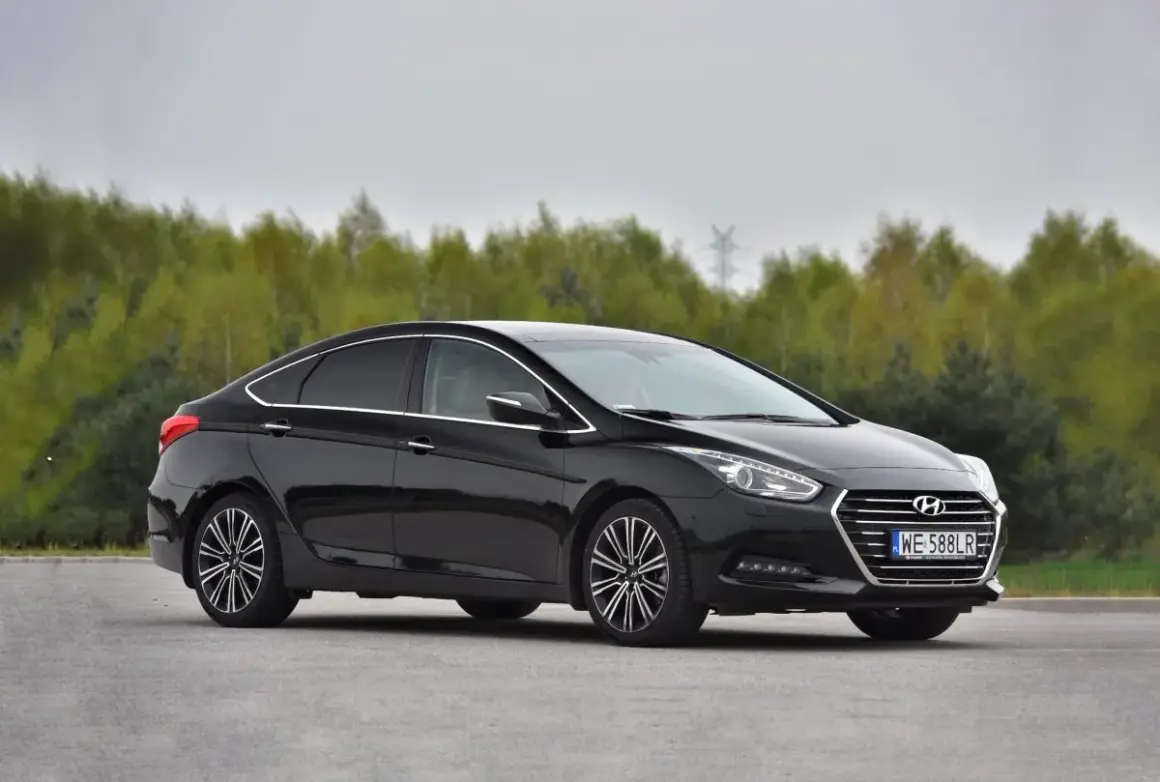 Czarny Hyundai i40 1.7 CRDi na tle drzew. Choć auto prezentuje się elegancko, warto znać jego potencjalne wady przed zakupem.