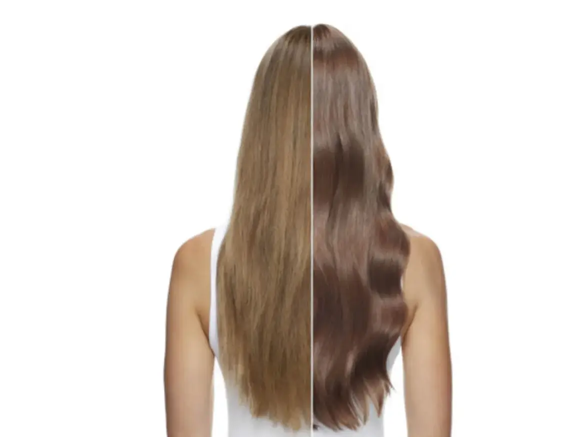 Comparación de cabello: antes y después. El lado izquierdo muestra un cabello rubio ceniza, mientras que el derecho revela un color de pelo castaño claro sedoso y brillante.