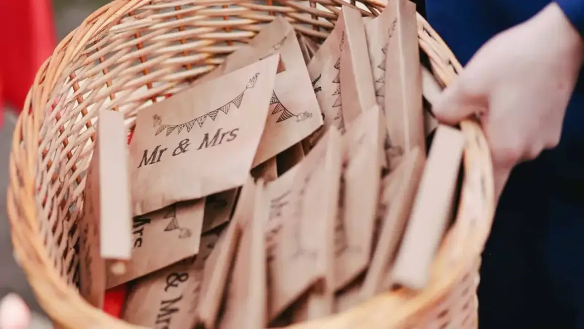 Ein Korb voller "Mr & Mrs"-Tütchen, vielleicht für die Gäste zur Feier des ersten Hochzeitstages, wie nennt man den ersten hochzeitstag?