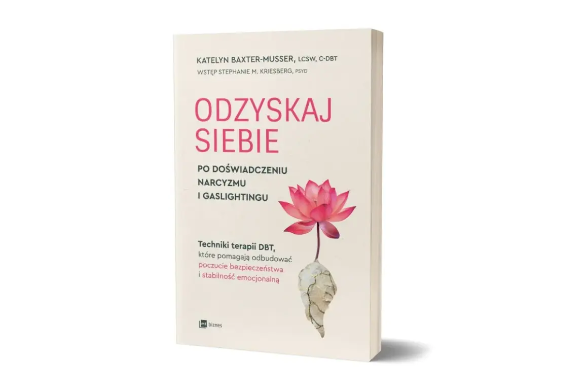 Książka "Odzyskaj siebie po doświadczeniu narcyzmu i gaslightingu" z kwiatem lotosu. Jak żyć z narcyzem i mieć spokój, odzyskując poczucie bezpieczeństwa.