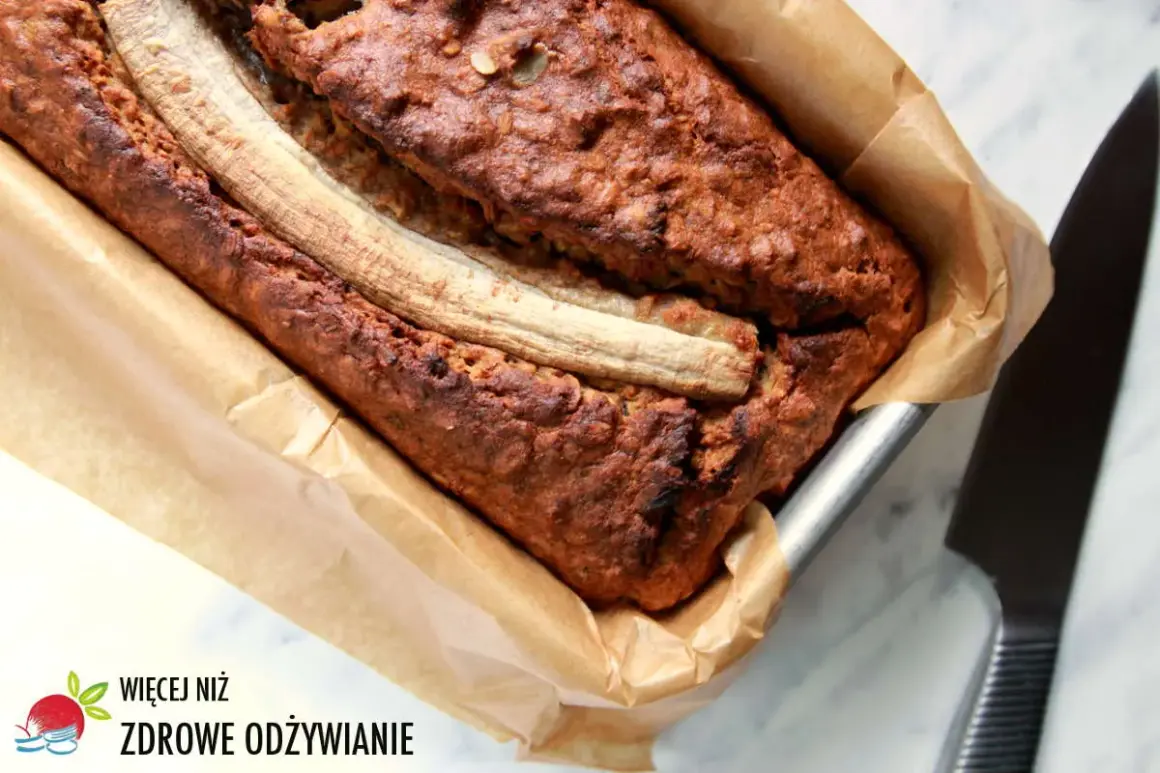 Chlebek bananowy Ani gotuje się w piekarniku. Pachnie cudownie, a na wierzchu ma dwie połówki banana.