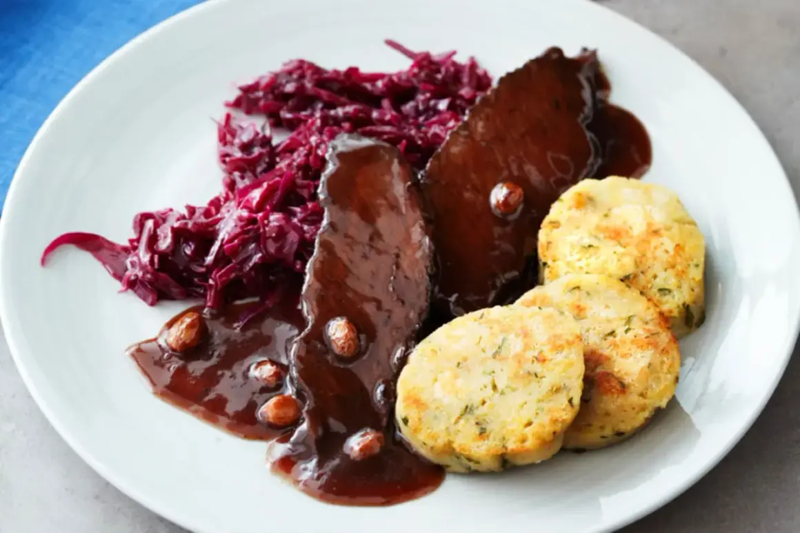 Original Sauerbraten vom Pferd mit Rotkohl und Klößen.