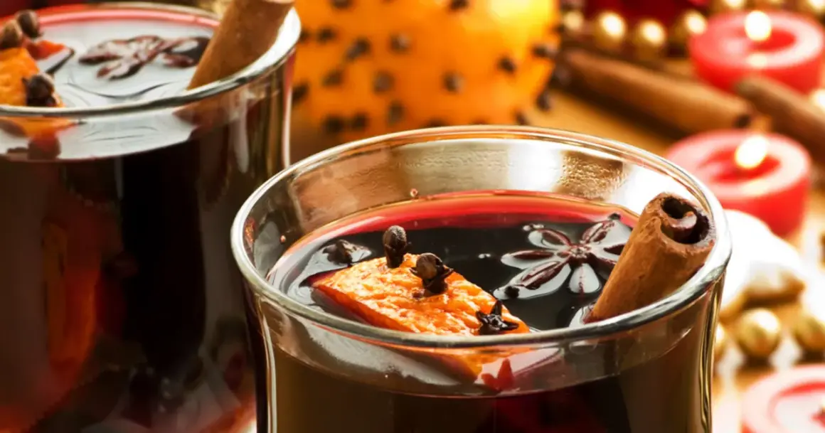 Ciepłe, aromatyczne wino grzane z pomarańczą, goździkami i cynamonem. Idealne na zimowe wieczory, choć warto pamiętać o jego kcal.