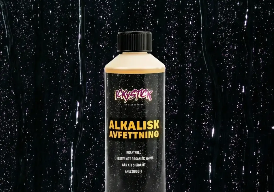 En flaska Ickystick Alkalisk Avfettning mot organisk smuts. Ett kraftfullt alternativ till kallavfettning.
