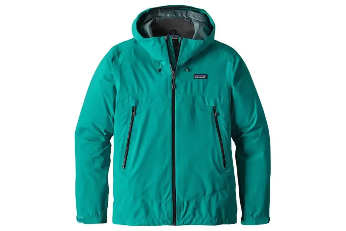 Türkisgrüne Patagonia Jacke, ein Symbol für Nachhaltigkeit und Abenteuer.
