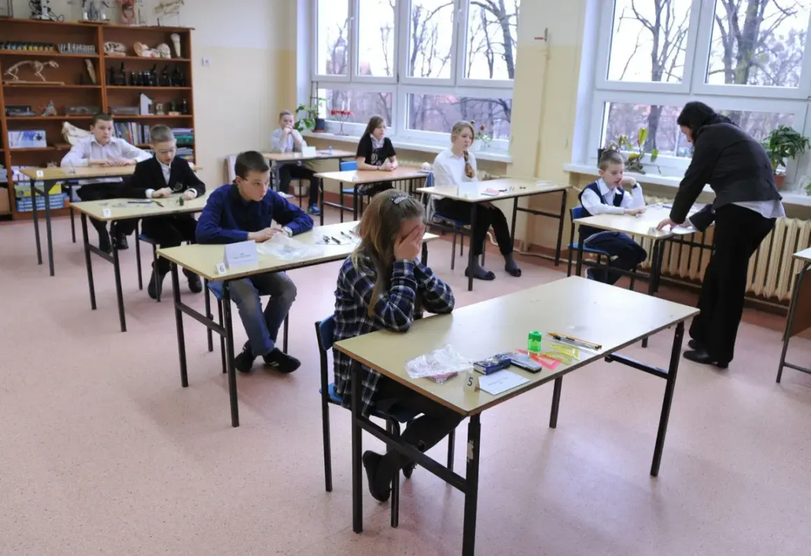 Uczniowie siedzą w ławkach podczas egzaminu szóstoklasisty. Jedna z uczennic zakrywa twarz dłońmi, widać napięcie.