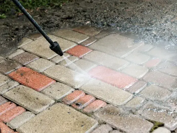 Skuteczne sposoby na wyczyszczenie kostki brukowej z oleju bez wysiłku