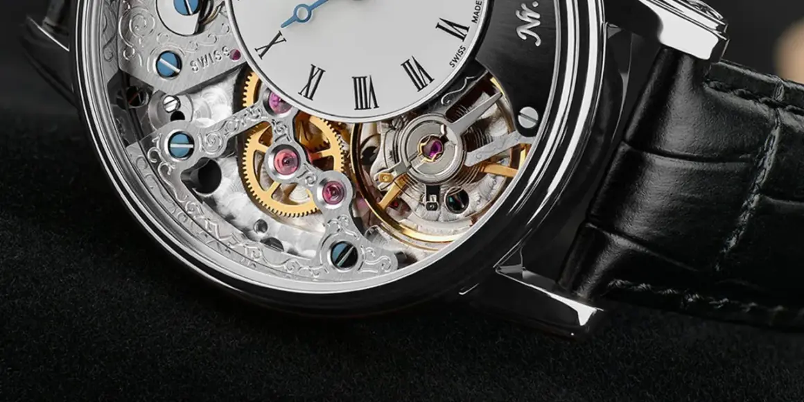 Dettaglio di un orologio scheletrato con ingranaggi dorati e rubini scintillanti. La precisione svizzera incontra l'eleganza.