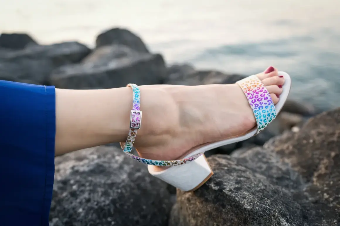 Sandali con tacco multicolor con fantasia leopardata arcobaleno, perfetti per una passeggiata al mare.