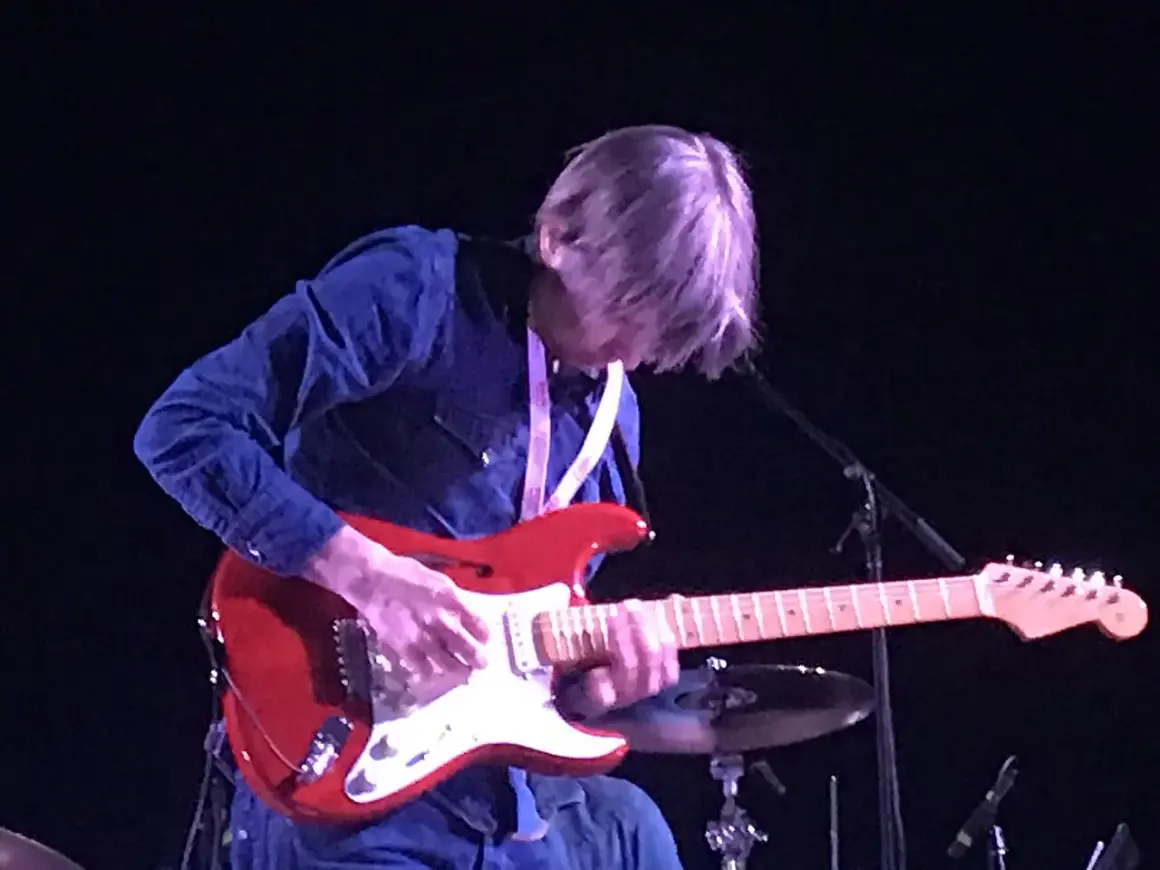 Eric Johnson chitarrista, con la sua chitarra rossa, incanta il pubblico con un assolo.