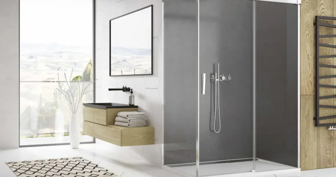 Salle de bain moderne avec paroi de douche en plexiglas fumé, meuble vasque en bois, et vue panoramique.