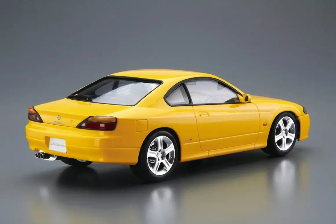Żółty Nissan Silvia S15 z widokiem z tyłu i z boku.