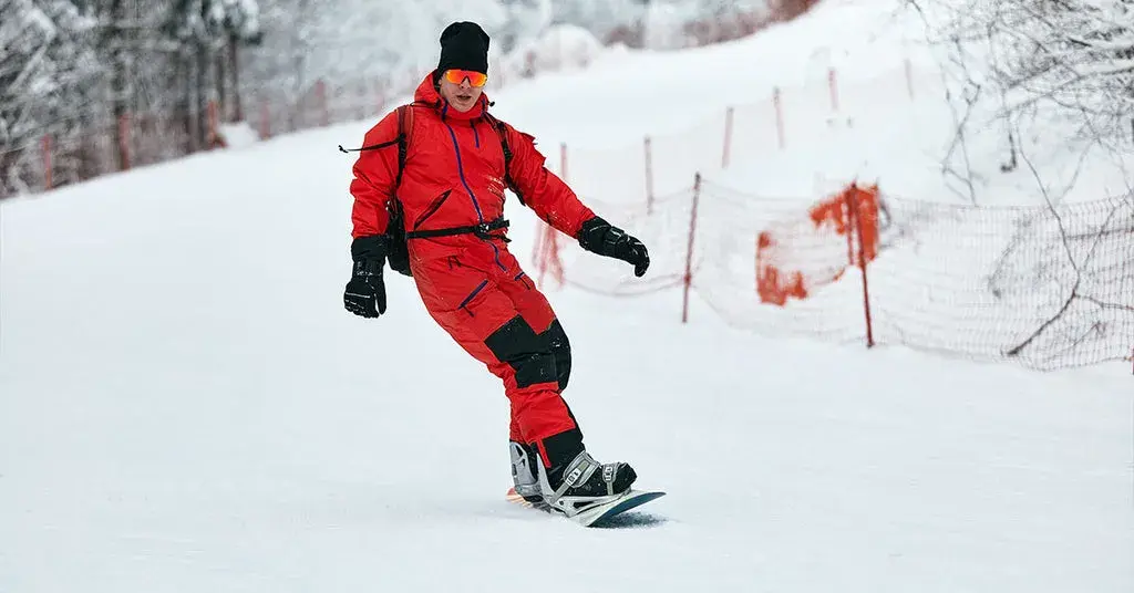 Co zabrać na snowboard: niezbędne rzeczy, które musisz mieć na stoku
