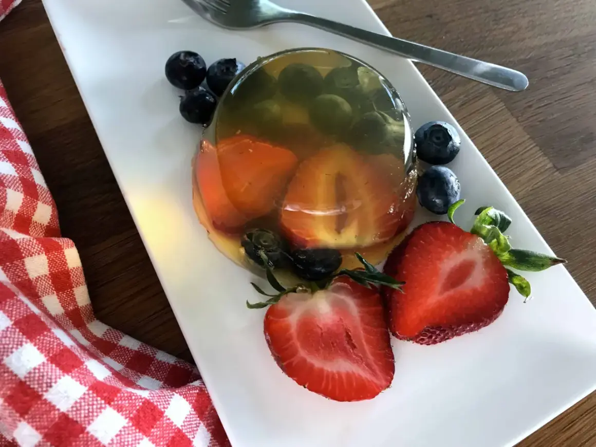 Postre de gelatina con fresas y arándanos, una de las muchas recetas con gelatina que puedes preparar.