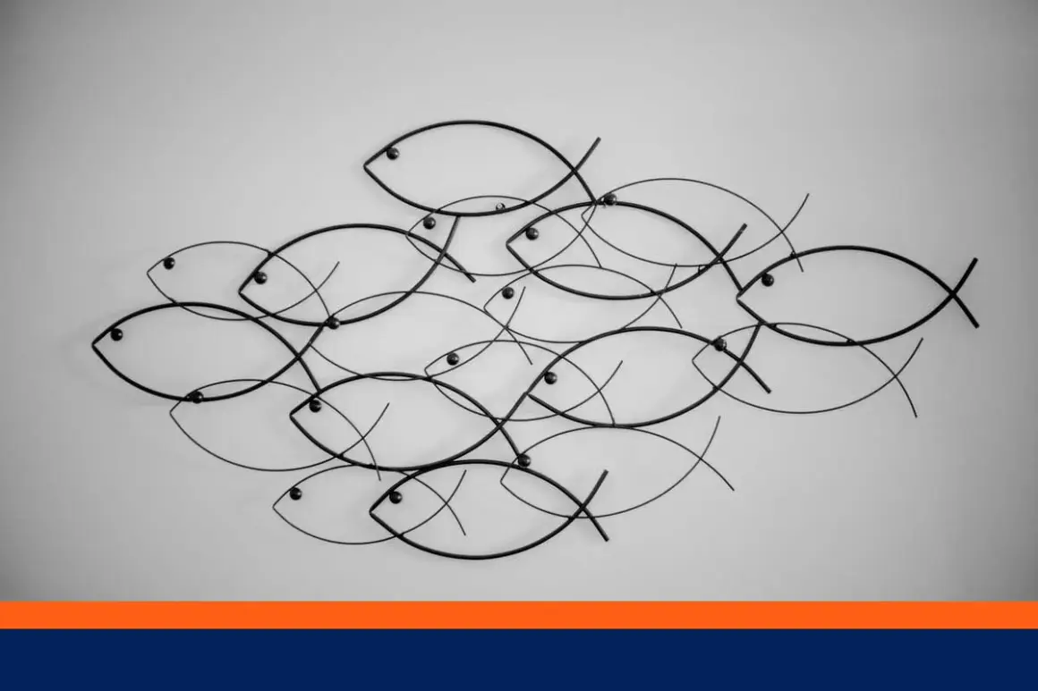 Décoration fil de fer tuto : un banc de poissons stylisés en métal noir, une idée déco originale pour un mur.