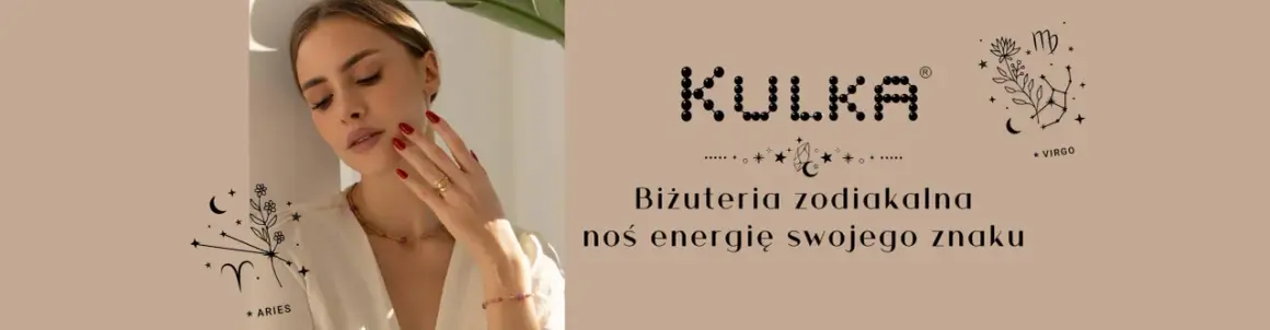 Kobieta w biżuterii zodiakalnej. Symbol serca, gwiazdy i księżyc. "Biżuteria zodiakalna, noś energię swojego znaku".