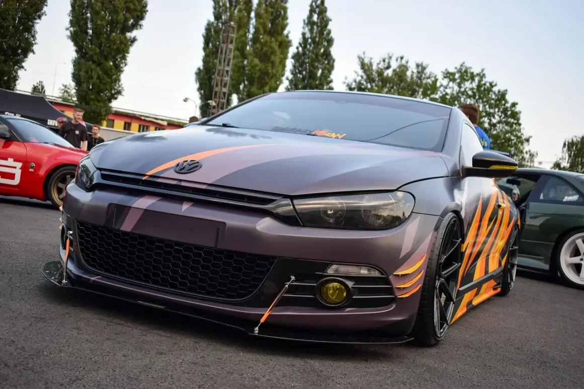 Zmodyfikowany Volkswagen Scirocco z nakładkami na błotniki w płomienie i pasy.