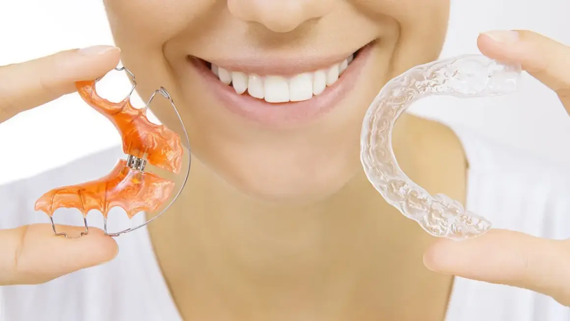 Uśmiechnięta twarz z aparatem ortodontycznym i przezroczystymi nakładkami. Dr Smile oferuje rozwiązania dla pięknego uśmiechu.