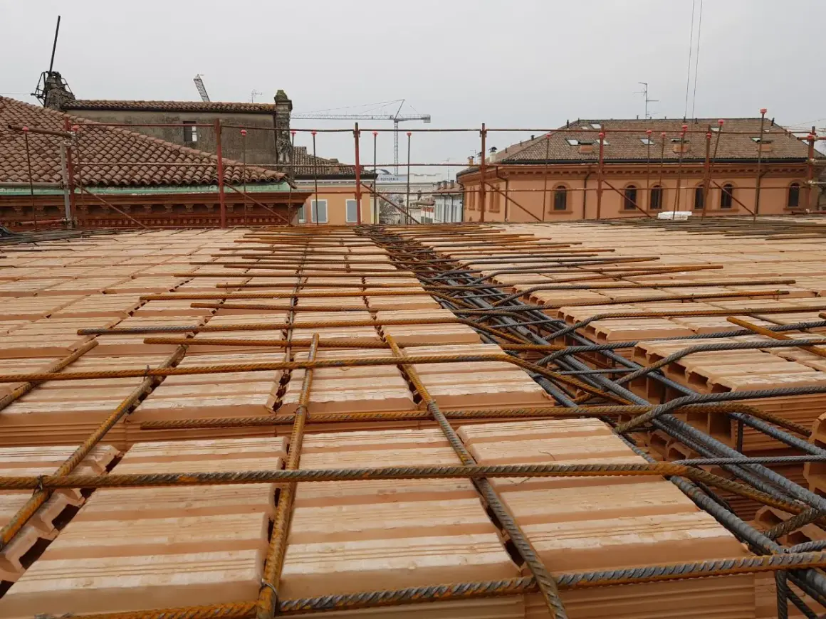 Armatura per solaio in laterizio. Per capire se un muro è portante, osserva la sua continuità e lo spessore.