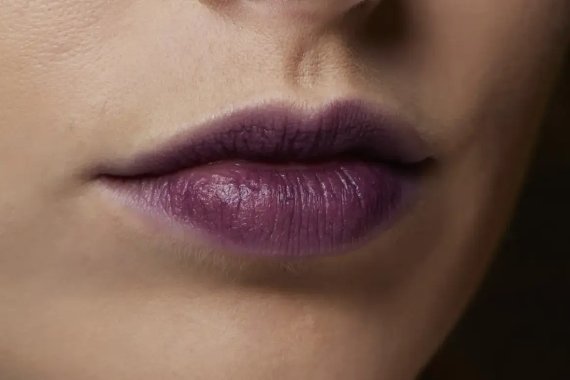 Labbra con rossetto viola intenso, un colore audace che dona a chi osa sperimentare.