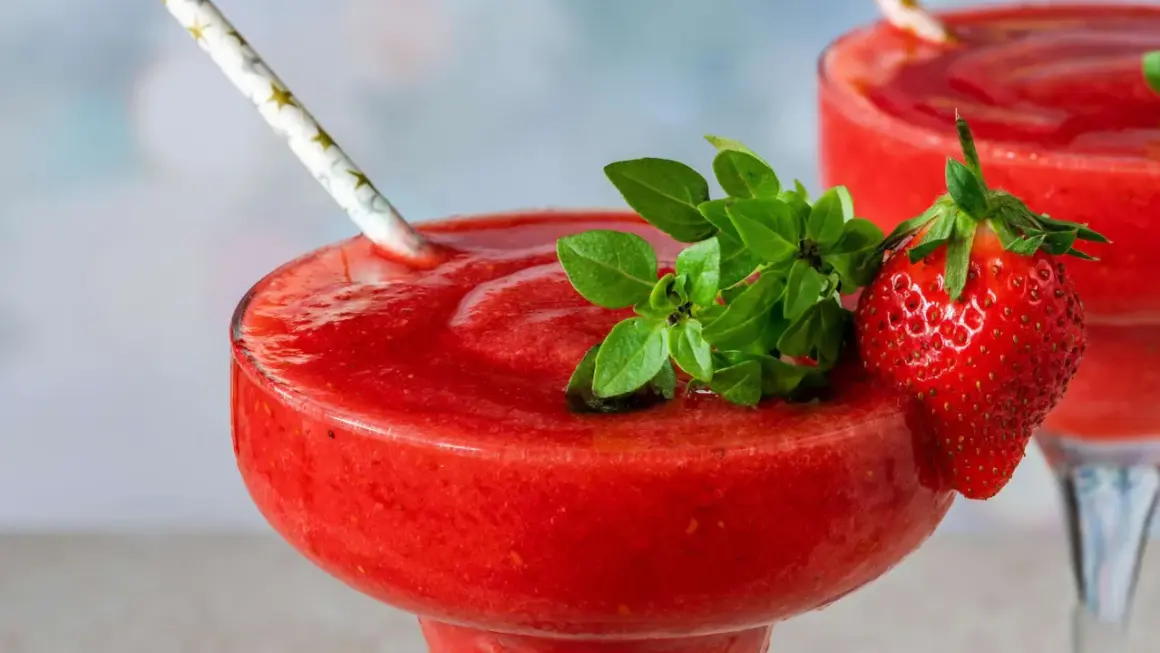 Erfrischender Erdbeer Daiquiri, perfekt für heiße Tage. Dieses Erdbeer Daiquiri Rezept ist einfach und lecker.