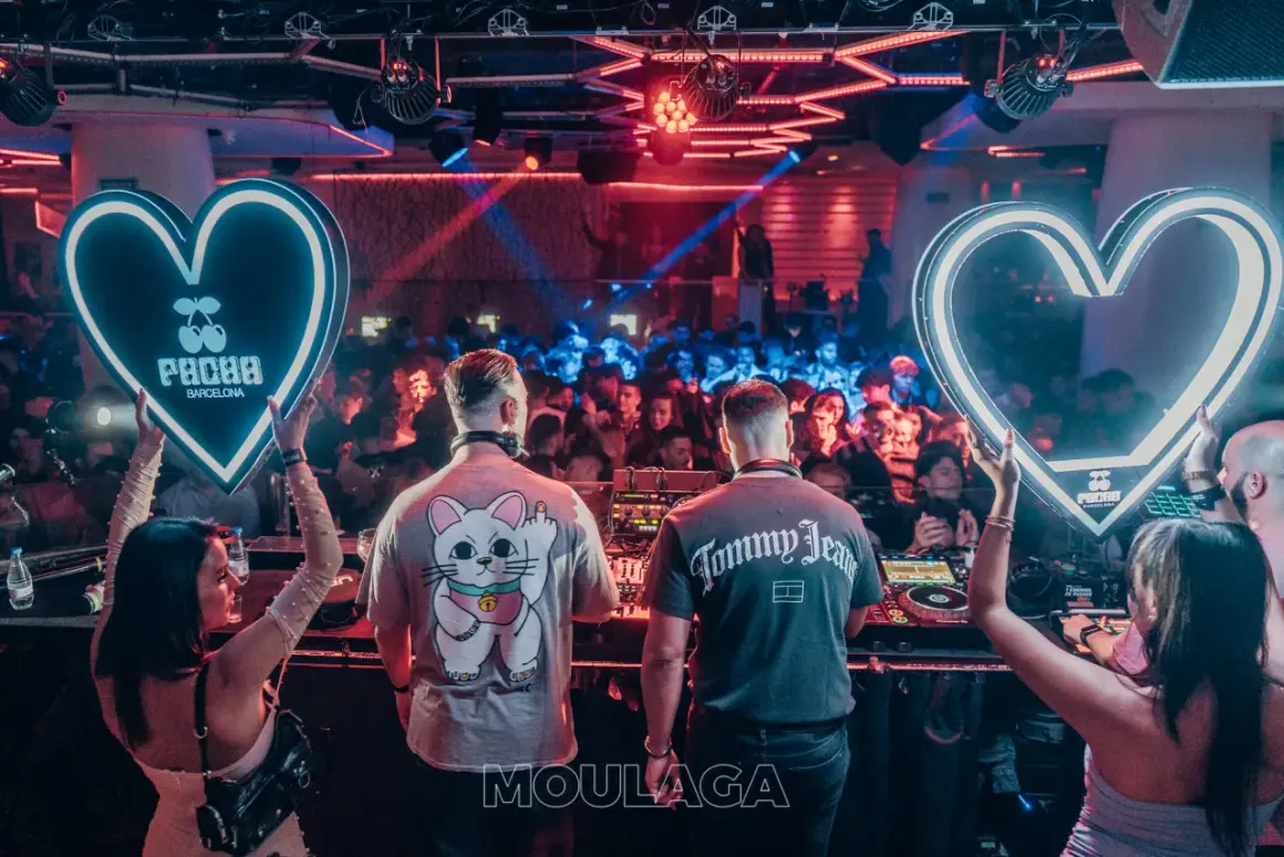 DJ set al Pacha Barcelona, un posto fantastico dove andare a ballare a Barcellona. Cuori luminosi e folla in festa.