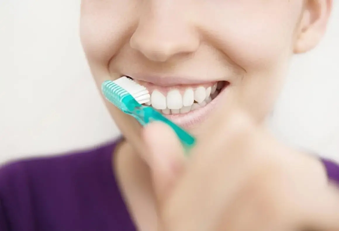 Sonrisa radiante con cepillado dental. Dientes blancos y sanos gracias a la rutina de higiene bucal.