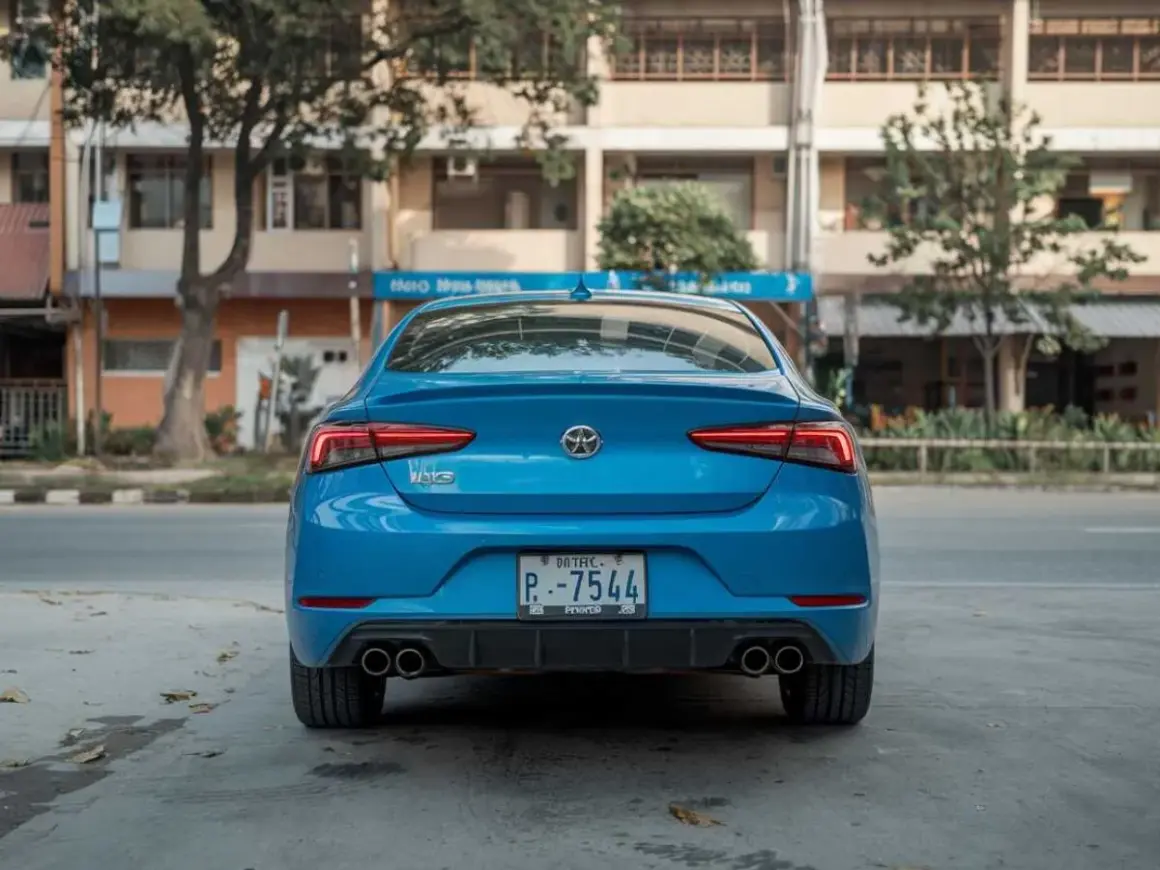 Vue arrière d'une voiture bleue. Le **code couleur voiture carte grise** est bien visible sur la plaque d'immatriculation.