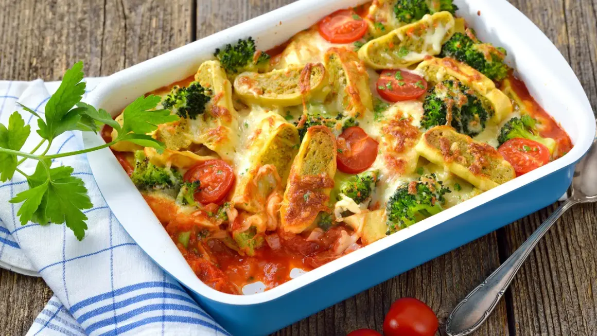Herzhafter Maultaschen Auflauf mit Brokkoli und Tomaten, überbacken mit Käse. Ein Genuss für die ganze Familie.