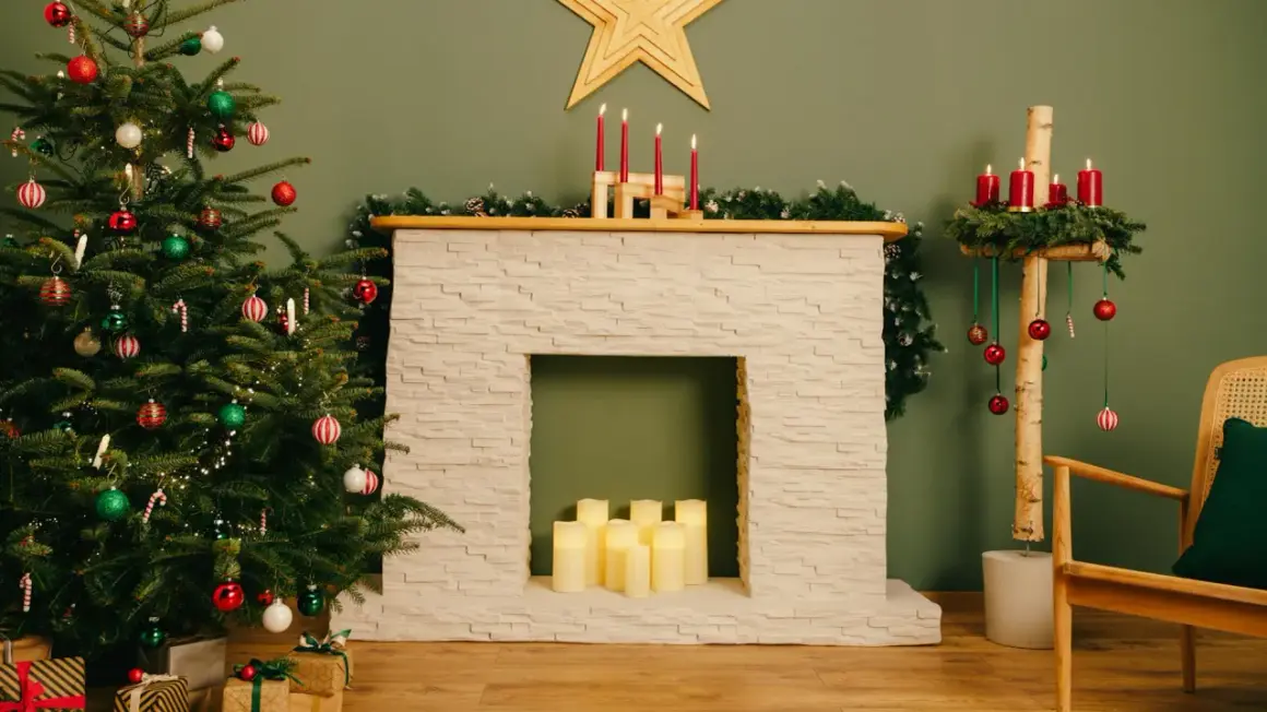 Festliche Szene mit geschmücktem Weihnachtsbaum, selbstgebauter Kaminkonsole, Kerzen und Geschenken.