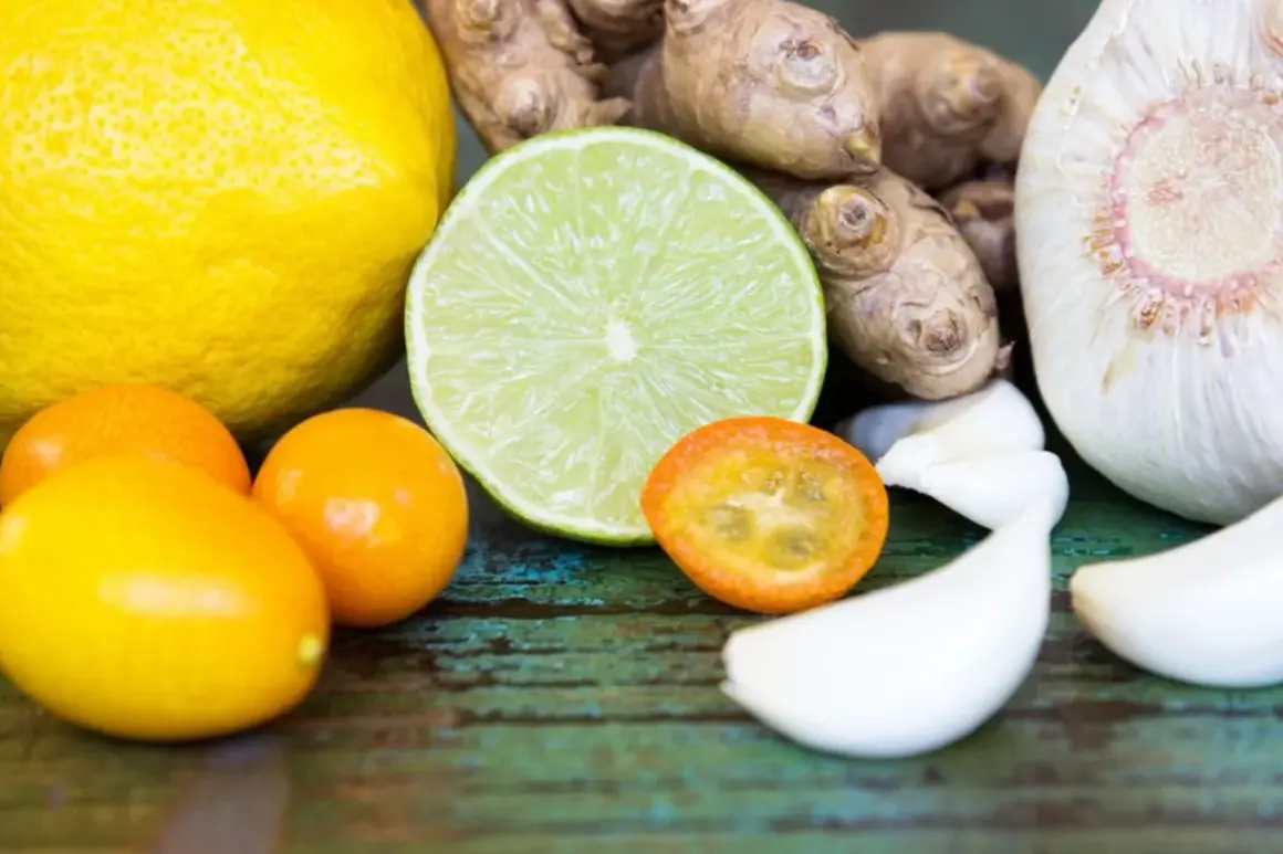 Zutaten für die Genesung: Zitrone, Limette, Kumquats, Ingwer und Knoblauch – ideal, was essen bei Grippe.