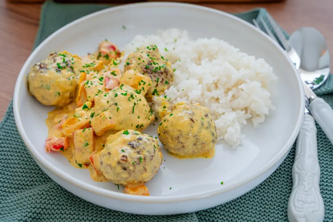 Fleischbällchen in cremiger Sauce mit Paprika und Reis. Ein Gericht, das zeigt, dass reis noch hart sein kann, wenn er nicht richtig gekocht wird.