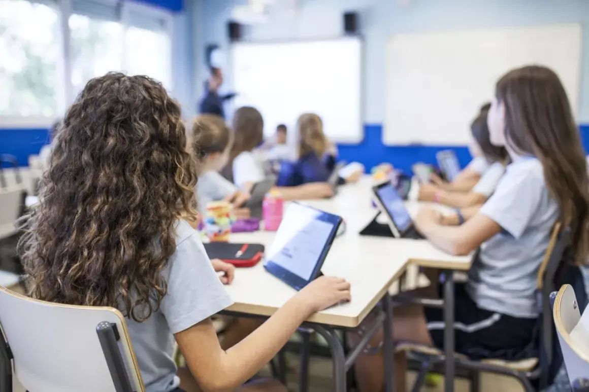 Schülerinnen arbeiten mit Tablets im Unterricht. Der **Datenschutz in der Schule** ist wichtig, wenn digitale Medien genutzt werden.