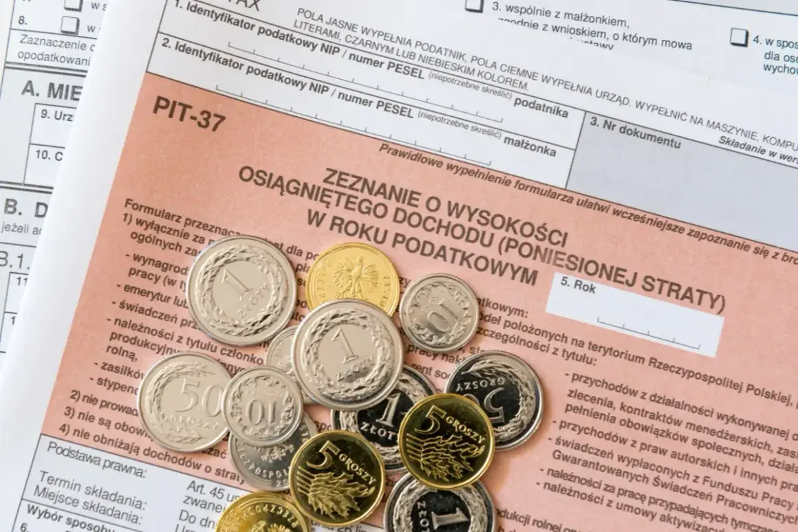 Złote monety na formularzu PIT-37. Czy zasiłek dla bezrobotnych jest opodatkowany? To pytanie, na które odpowiedź znajdziesz w zeznaniu podatkowym.