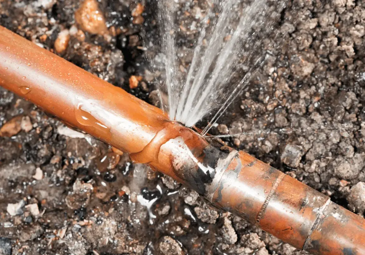 Fuite d'eau spectaculaire d'une canalisation en cuivre, un vrai danger pour votre habitation.
