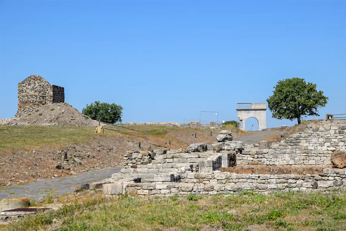 Rovine antiche e un arco in pietra, tra i tesori da scoprire nella Maremma laziale.