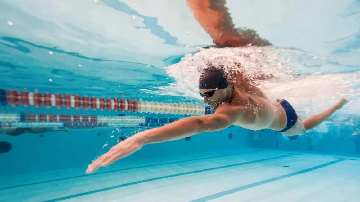 Uomo nuota in piscina, un ottimo modo per il nuoto per dimagrire e tonificare il corpo.