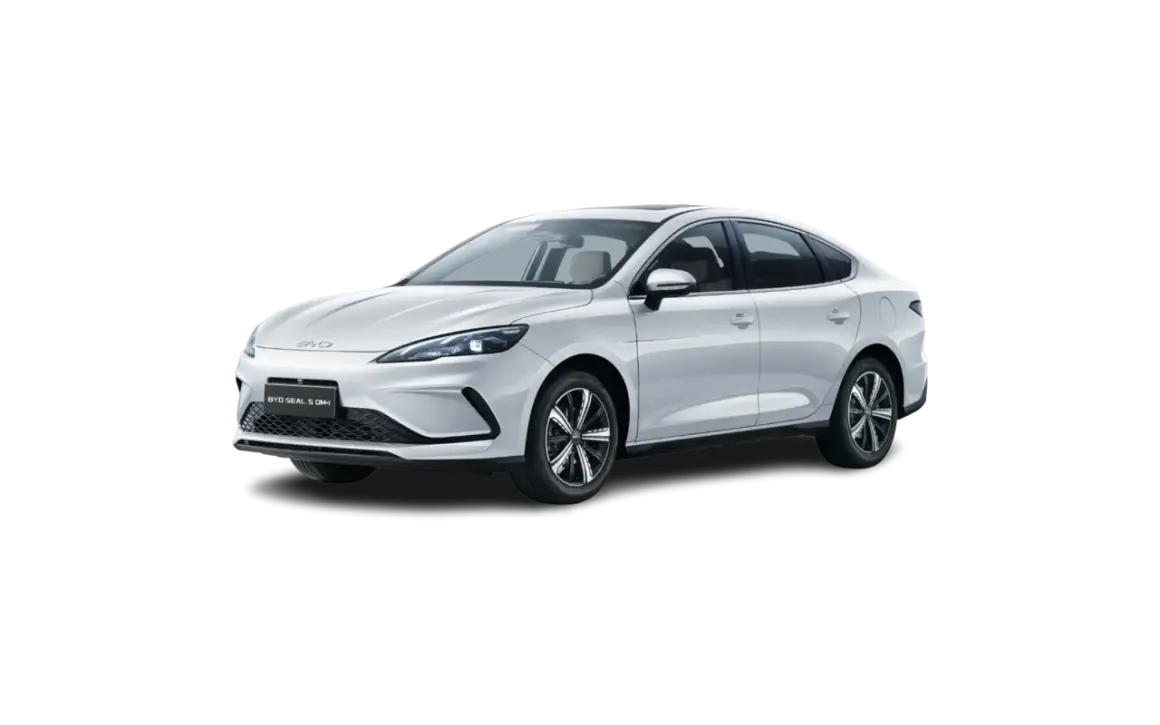 Biały BYD Seal 5 DM-i, elegancki sedan z nowoczesnym designem, gotowy na jazdę.